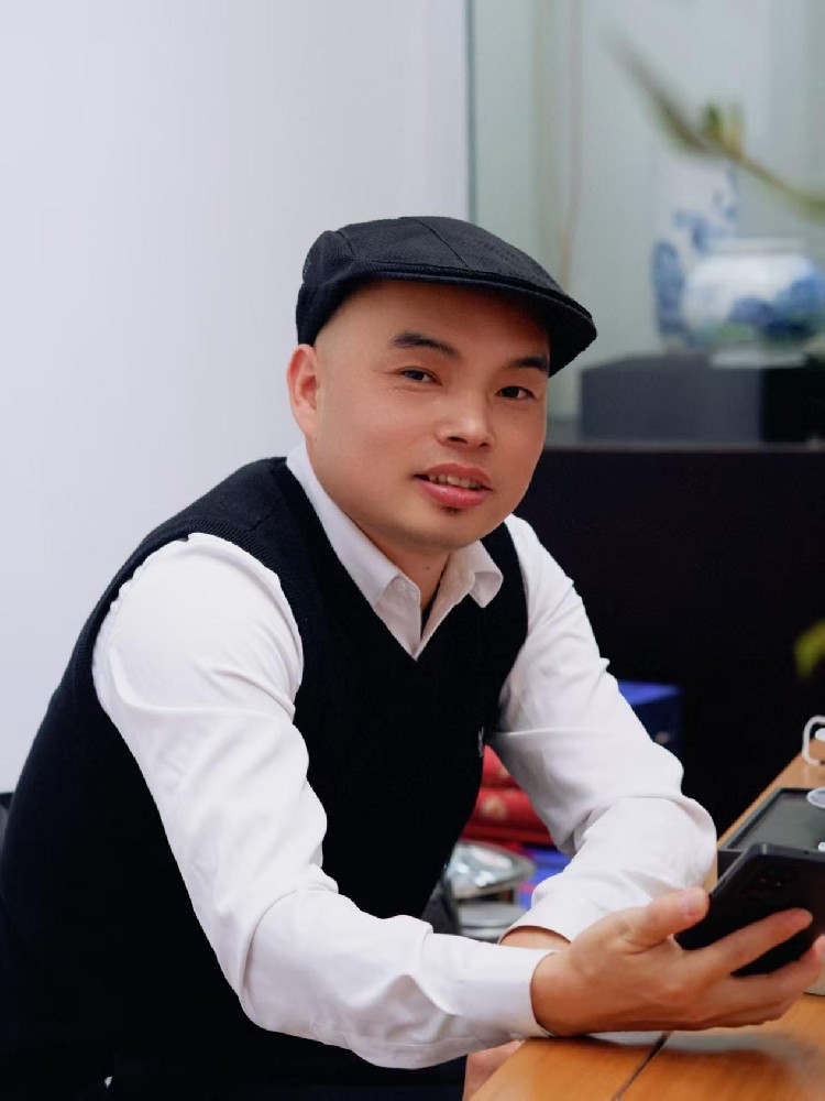 劉祖英（國(guó)瓷紅葉畫院研究員）